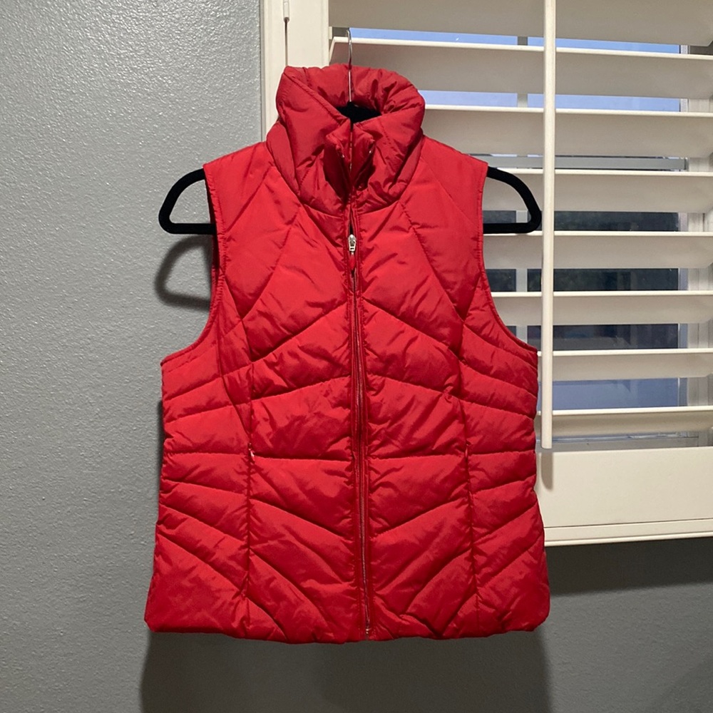 Medium size Red Kenneth Cole Reaction vest